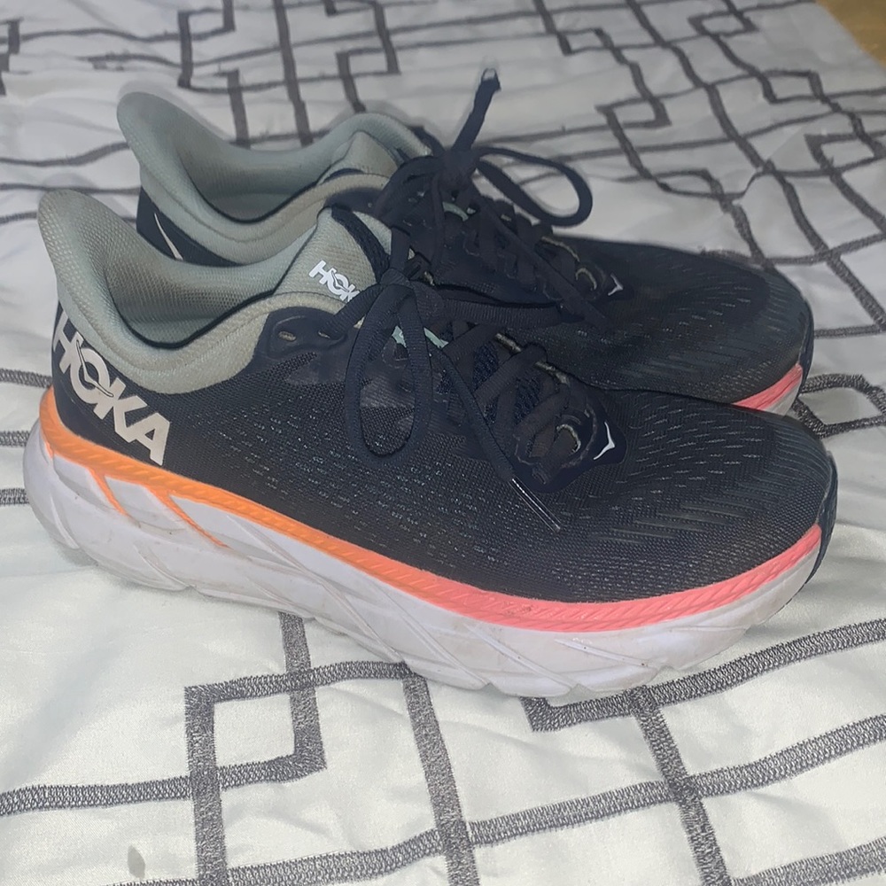 Tennis shoes